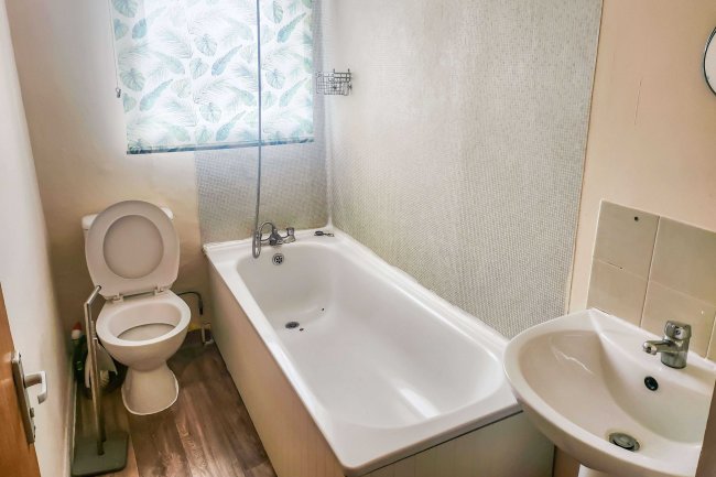 140B Barking Road, London E16 1EN 4