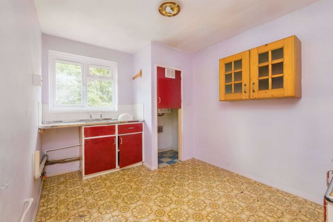 70 Beta Road, Farnborough, Hampshire, GU14 8PQ 7