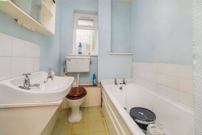 70 Beta Road, Farnborough, Hampshire, GU14 8PQ 7