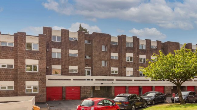 19 Elmcroft, Fairview Avenue, Woking, Surrey, GU22 7NX 9