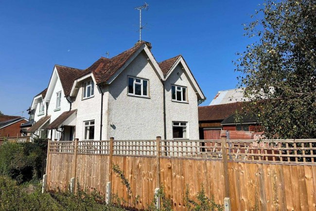 11 Mid Street, South Nutfield, Redhill, RH1 4JU 9