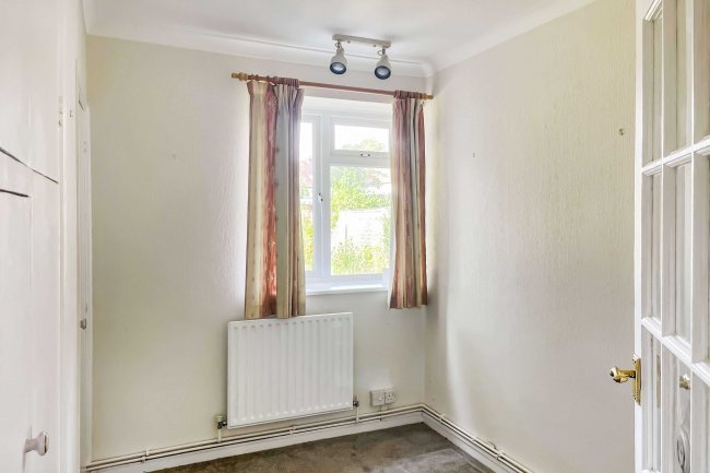 37 Bond Gardens, Wallington, SM6 7LW 2