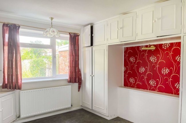 37 Bond Gardens, Wallington, SM6 7LW 2