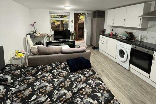 87A Hood Avenue, Southgate, London, N14 4QJ 10