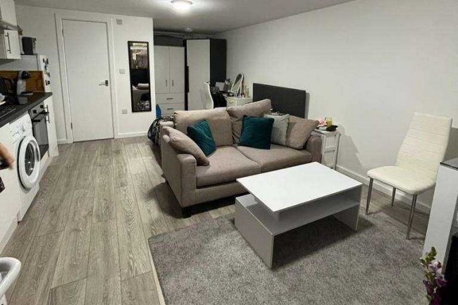 87A Hood Avenue, Southgate, London, N14 4QJ 10