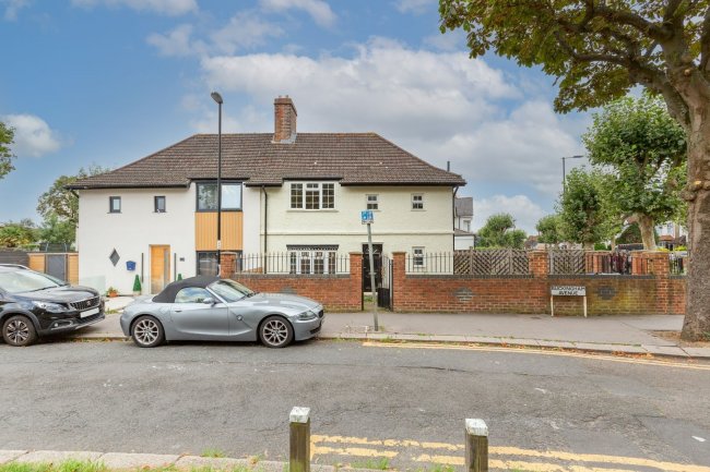 2 Buckingham Avenue, Croydon, CR7 8AS 4