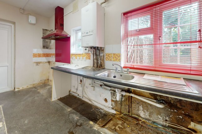 2 Buckingham Avenue, Croydon, CR7 8AS 4