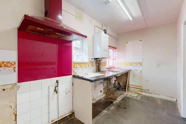 2 Buckingham Avenue, Croydon, CR7 8AS 4