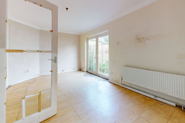 2 Buckingham Avenue, Croydon, CR7 8AS 4