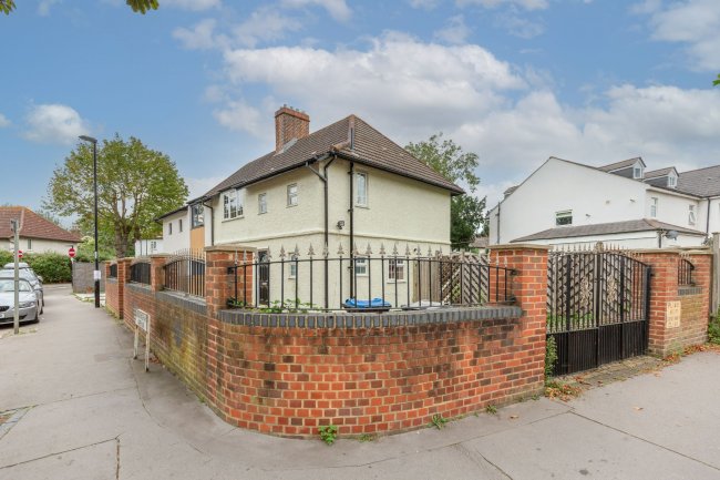 2 Buckingham Avenue, Croydon, CR7 8AS 4