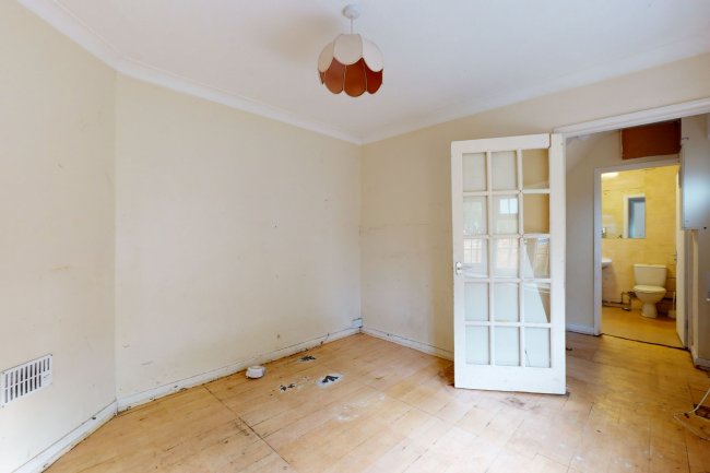 2 Buckingham Avenue, Croydon, CR7 8AS 4