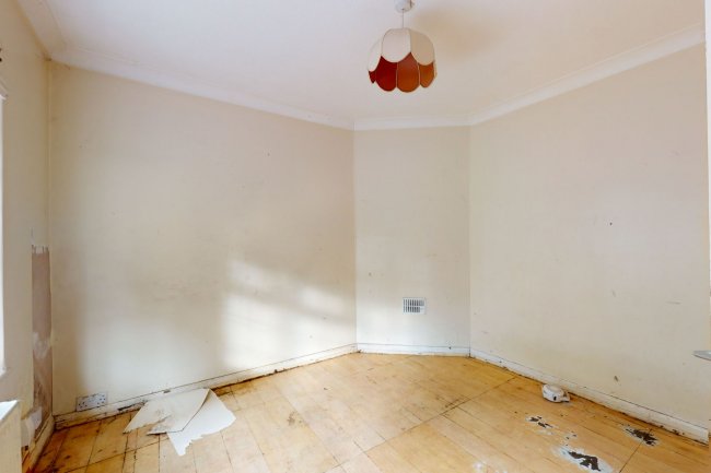 2 Buckingham Avenue, Croydon, CR7 8AS 4