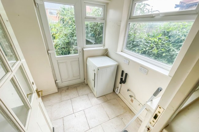 8 Abingdon Road, West Bridgford, Nottingham, NG2 5JR 7