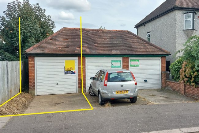 Garage 96c Roxy Avenue, Romford, RM6 4AZ 9