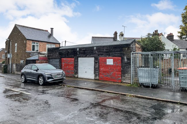 Garages 1-3 West Parade, Dunstable, Bedfordshire, LU6 1EN 3