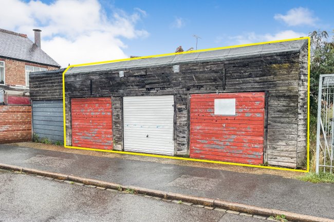 Garages 1-3 West Parade, Dunstable, Bedfordshire, LU6 1EN 3