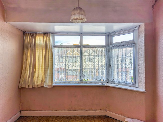 102 Petersfield Road, Staines-upon-thames, Middlesex, TW18 1DL 6