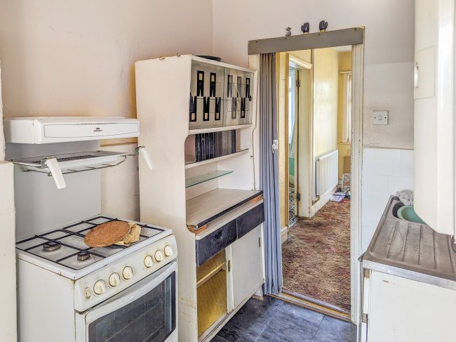 102 Petersfield Road, Staines-upon-thames, Middlesex, TW18 1DL 6