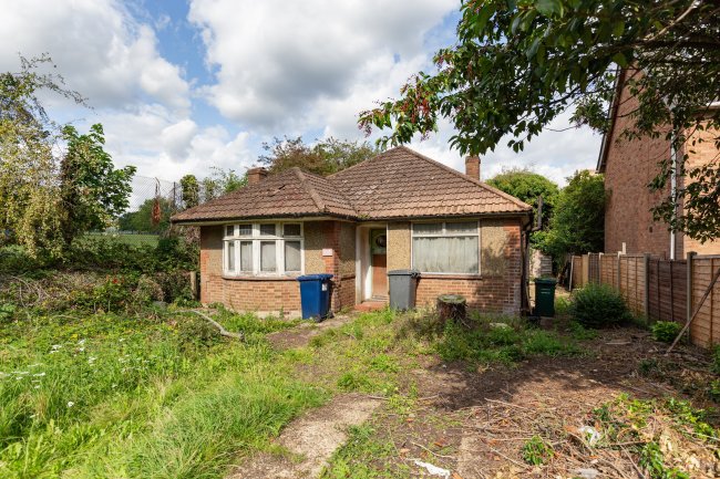 118 Oakleigh Road South, Southgate, London, N11 1LB 4