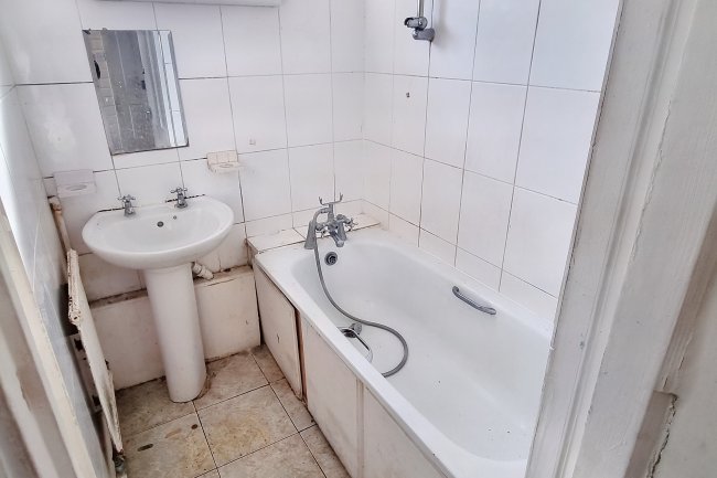 66 Groveway, Dagenham, Essex, RM8 3XL 2