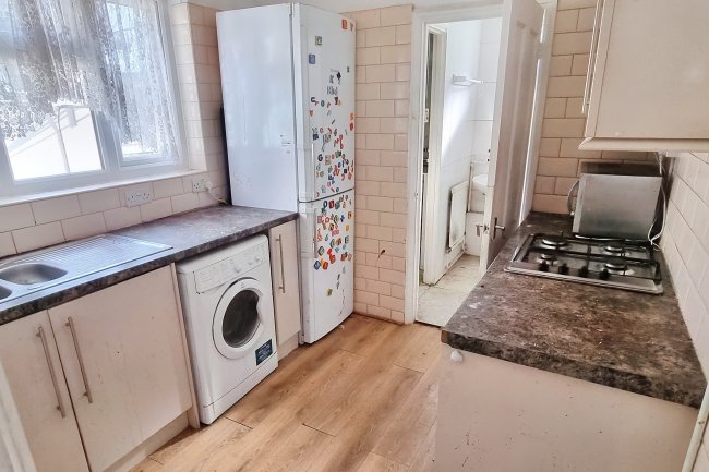 66 Groveway, Dagenham, Essex, RM8 3XL 2