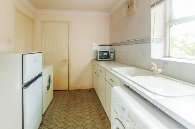 Flat 6, Churchill Court, Albert Road, Ilford IG1 1NG 5