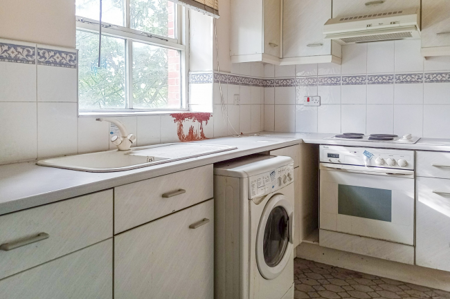 Flat 6, Churchill Court, Albert Road, Ilford IG1 1NG 5