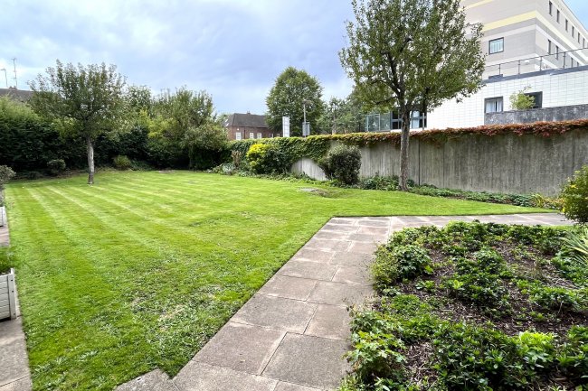 7 Dinerman Court, 38-42 Boundary Road, St John's Wood, London, NW8 0HQ 8