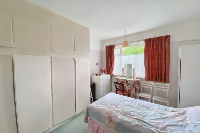 37 Holwell Place, Pinner, Middlesex, HA5 1DX 4