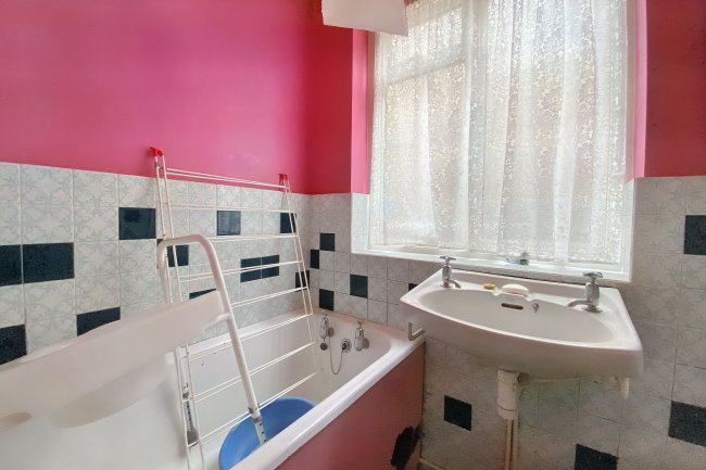 37 Holwell Place, Pinner, Middlesex, HA5 1DX 4