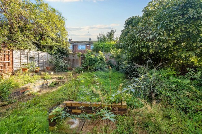 16 Blackpond Lane, Farnham Royal, Slough, SL2 3DS 4