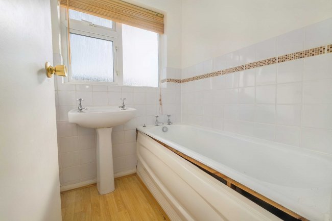 16 Blackpond Lane, Farnham Royal, Slough, SL2 3DS 4