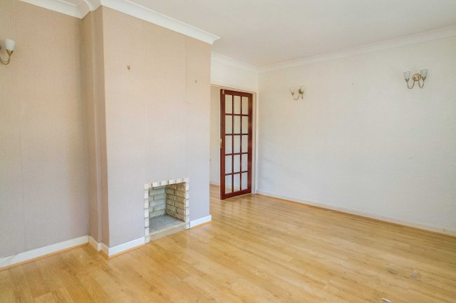 16 Blackpond Lane, Farnham Royal, Slough, SL2 3DS 4