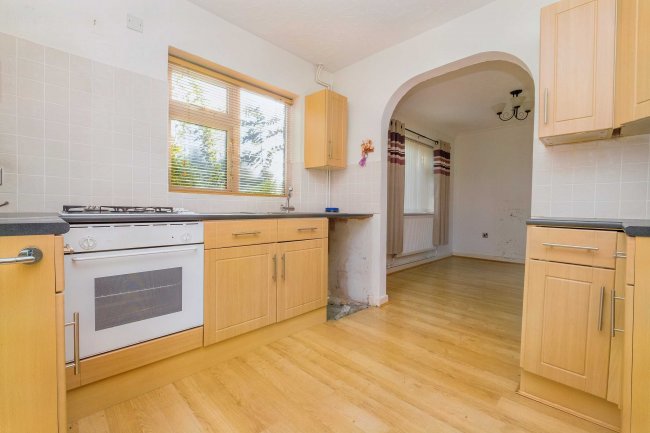 16 Blackpond Lane, Farnham Royal, Slough, SL2 3DS 4