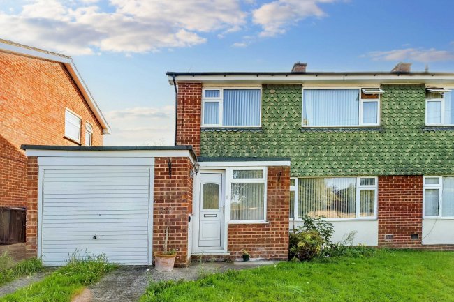 16 Blackpond Lane, Farnham Royal, Slough, SL2 3DS 4