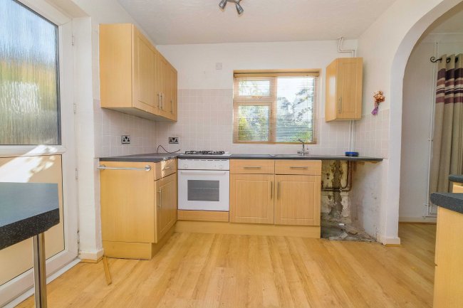 16 Blackpond Lane, Farnham Royal, Slough, SL2 3DS 4