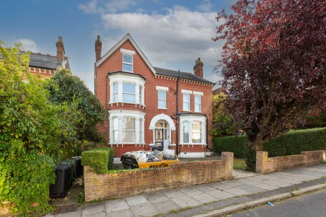 13 Darlaston Road, Wimbledon, London SW19 4LF 2