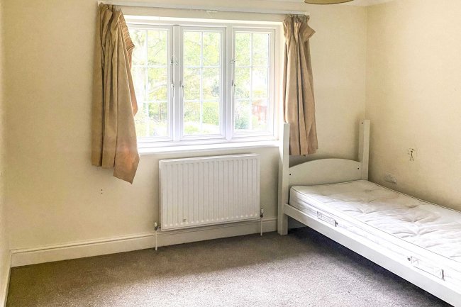 1 Crosby Gardens, Yateley, Hampshire, GU46 7RT 1