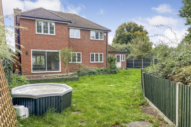 1 Crosby Gardens, Yateley, Hampshire, GU46 7RT 1
