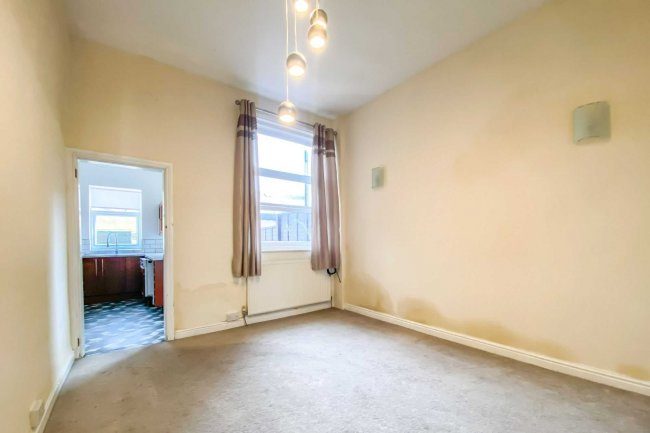 4 Stamford Avenue, Blackpool, Lancashire FY4 2BJ 2