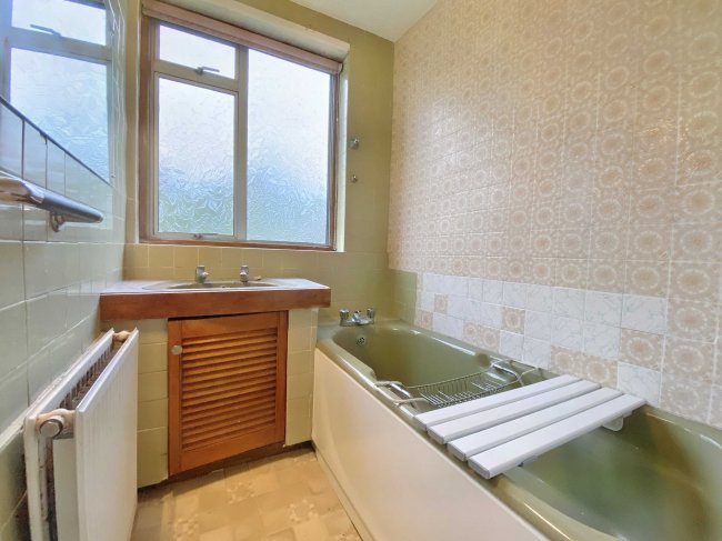 84 Tolcarne Drive, Pinner, Middlesex, HA5 2DG 7