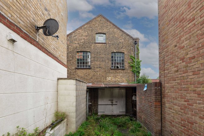 9 The Square, Woodford Green, Essex, IG8 0UQ 7