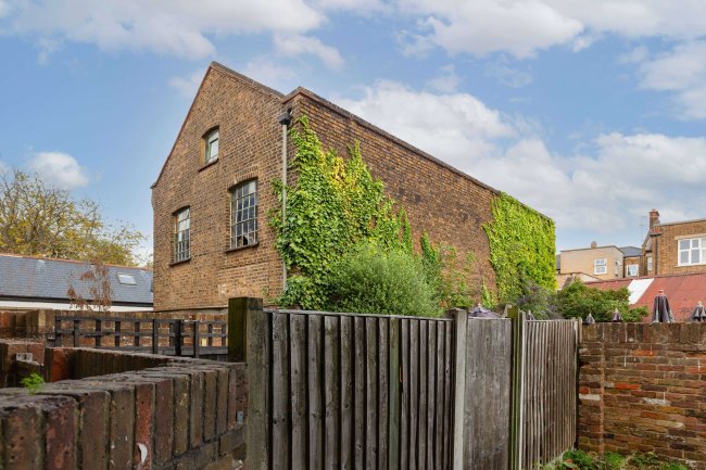 9 The Square, Woodford Green, Essex, IG8 0UQ 7