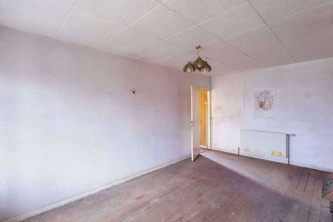 31 Whitecliffe Crescent, Leeds LS26 8QR 5