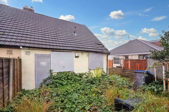 31 Whitecliffe Crescent, Leeds LS26 8QR 5