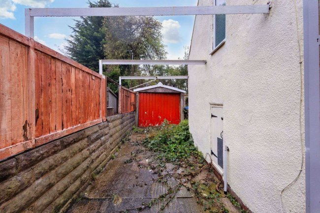 31 Whitecliffe Crescent, Leeds LS26 8QR 5