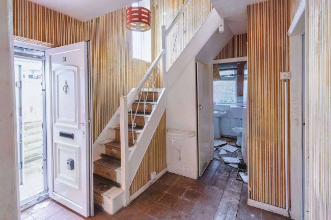 31 Whitecliffe Crescent, Leeds LS26 8QR 5