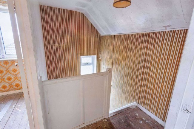 31 Whitecliffe Crescent, Leeds LS26 8QR 5