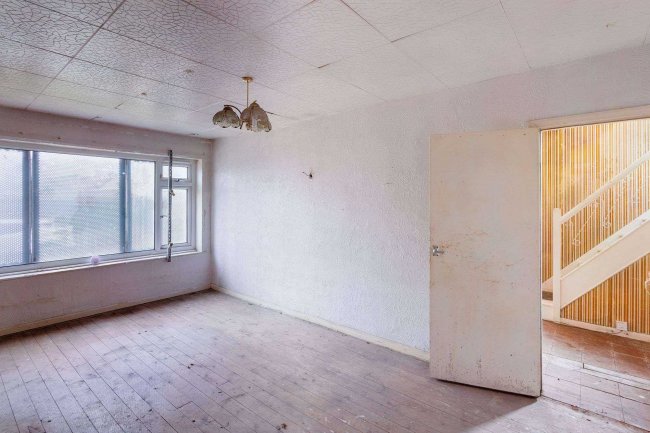 31 Whitecliffe Crescent, Leeds LS26 8QR 5