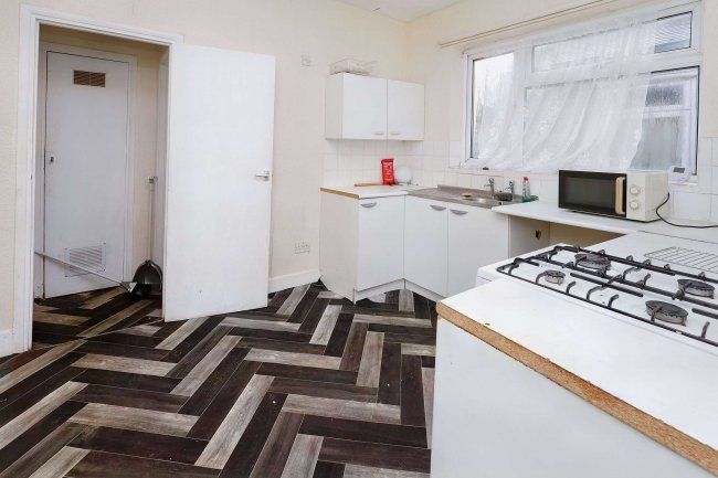 25 Huxley Road, Leyton, London, E10 5QT 7
